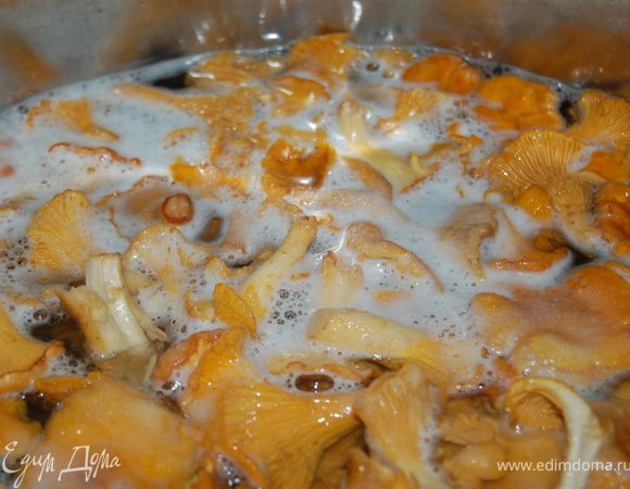 Я выбрала горячий способ засолки. Лисички очистите от сора и отварите в подсоленной воде 15–20 минут. Затем снова промойте холодной водой.