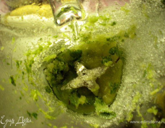 Отправляем листья мяты,сахар,цедру в блендер и прокрутим на пульсирующем режиме пока мята не измельчится как следует. 