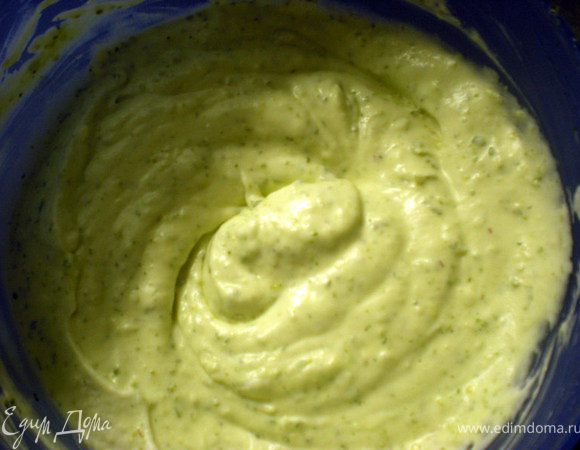 Затем влить сливки и взбивать до растворения сахара.Если сливки жирные,то их взбить отдельно и потом соединить с лаймовой массой.