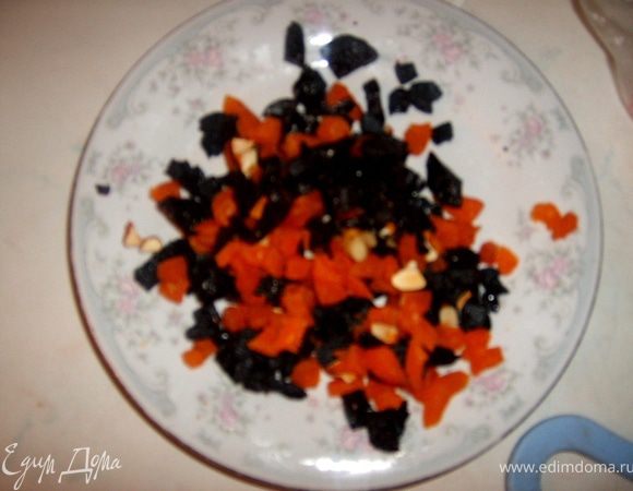 Для начала приготовим начинку: сухофрукты мелко порезать, а  орехи порубить