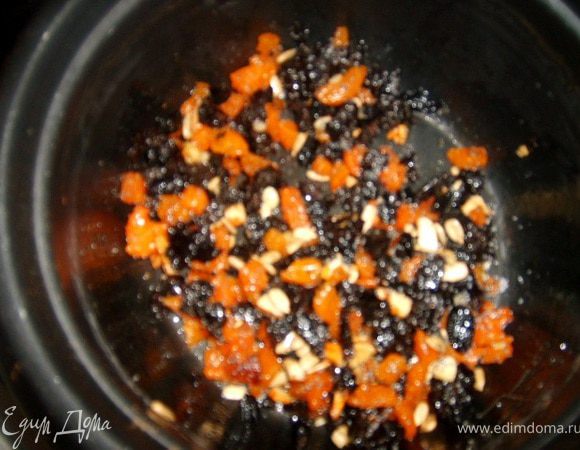 Добавить подготовленные сухофрукты орехи,кунжут, сахар, мускатный орех, корицу и все перемешать