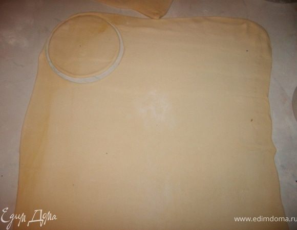 Тесто раскатать вырезать кружочки любого диаметра