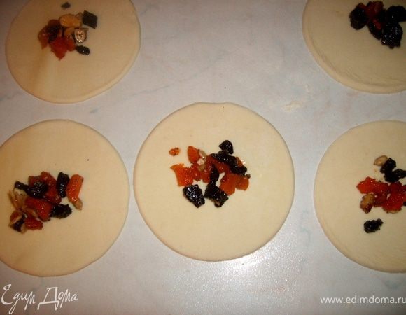 на вырезанные кружочки выкладываем начинку по центру