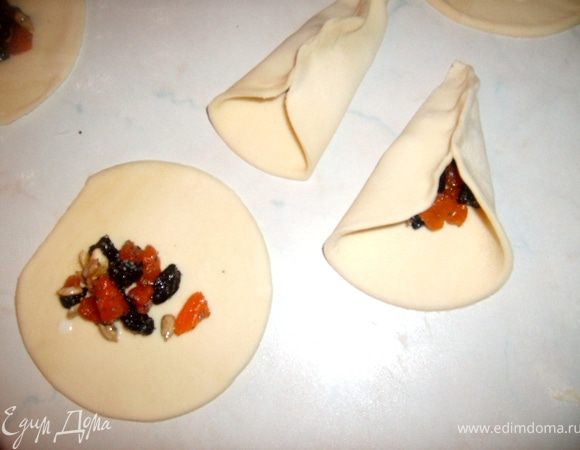 Смочить начинку молоком и загнуть края  как на пирожки, хорошо прижать