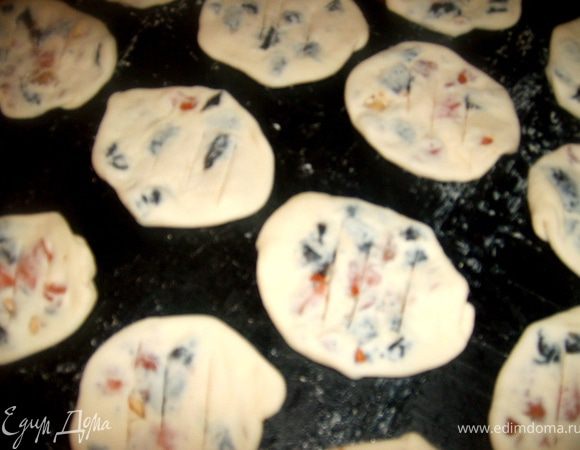 Противень смазать маслом и выложить наши слоечки, по середине сделать по 2-3 разреза ножом