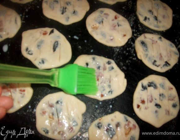 После смочить молоком и посыпать сахаром