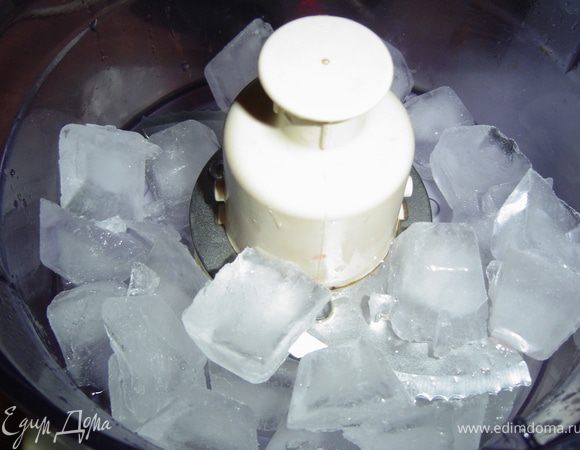 Лед помещаем в шейкер и измельчаем до состояния снега.Арбуз очищаем от кожицы и семечек, нарезаем кусочками и помещаем в шейкер.Взбиваем вместе с уже измельченным льдом, добавив 0,5 ч.л. меда. Выкладываем в высокие стаканы, вставляем трубочку и наслаждаемся!

Приятного аппетита!!!