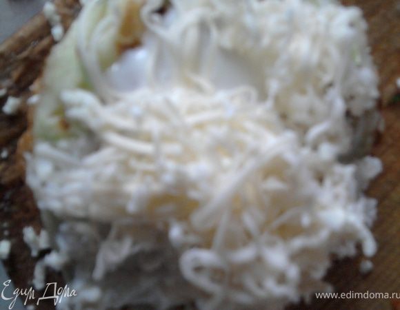 Снова намазываем оладушек, а сверху - плавленый сырок (творог).