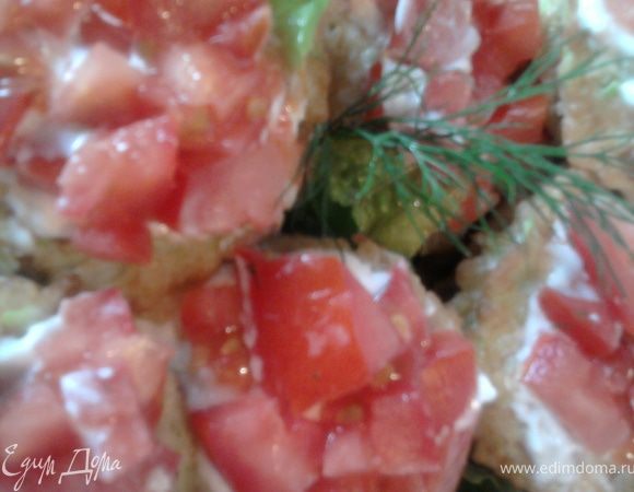 Верхний оладушек смазываем майонезом и кладем на него порезанный кубиками помидор. Поставить в холодильник хорошо охладить и можно наслаждаться.