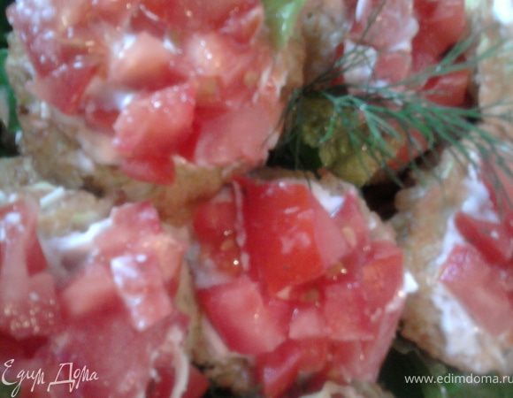 Вот такая получается закуска из кабачковых оладушков, которую не надо резать и можно использовать для фуршетного стола.