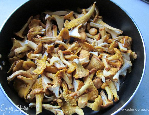 Лисички промыть, очистить. Крупные порезать, мелкие оставить целиком. Выложить на сковороду с разогретым маслом и жарить до испарения жидкости. Грибы слегка посолить и поперчить.
