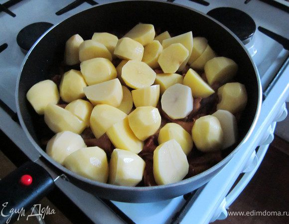 Картофель крупно порезать и добавить к грибам.