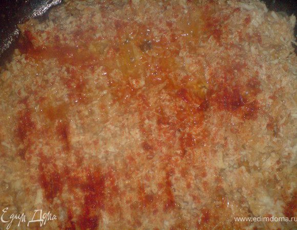  и добавить в свинину,измельчённую в блендере ,обжарить добавляя бульон от варки риса и мяса,посолить и добавить специи,