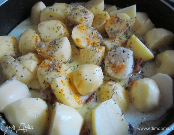 Залить картофель с грибами сливками. Они должны покрывать картофель до половины. Добавить специи. И тушить под крышкой 20 минут. Затем крышку убрать, добавить зелень и довести картофель до готовности. На это уйдет 10-15 минут. Не забывайте помешивать.