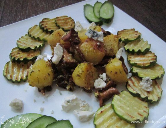 Готово блюдо, когда сливки полностью впитается в картошку и образуется румяная корочка. С картофелем я подала обжаренный цукини и свежий огурчик. Если вы любите сыр с голубой плесенью добавьте к картошке, сыр предаст особую пикантность и остроту блюду.