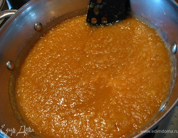 Яблоки помыть, срезать кожуру и косточки. Нарезать ломтиками и поставить на средний огонь, тушиться. Можно яблоки, перемолоть блендером, но сладкие ранние сорта, развариваются сами очень хорошо.