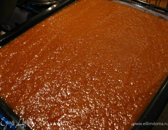 Увариваем яблочное пюре до тех пор пока оно не начнет плеваться, пыхать. На пртивне раскладываем бумагу для выпечки и выливаем тонким слоем уваренное пюре.