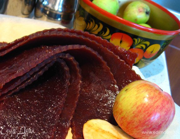 Ставим в духовку, подсушиваем при низкой тем-ре. гр. 100-150, дверцу держим приоткрытой. Если у вас очень жаркое лето, вполне можно поставить сушиться на солнышке. Когда пастила будет готова она свободно отойдет от бумаги на которой сохла. Пастила без сахара может храниться долго.