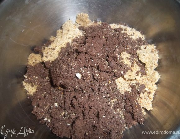 Шоколад поломать на крупные куски и вместе с орехами измельчить в блендере, но не в муку, а в среднюю крошку.
