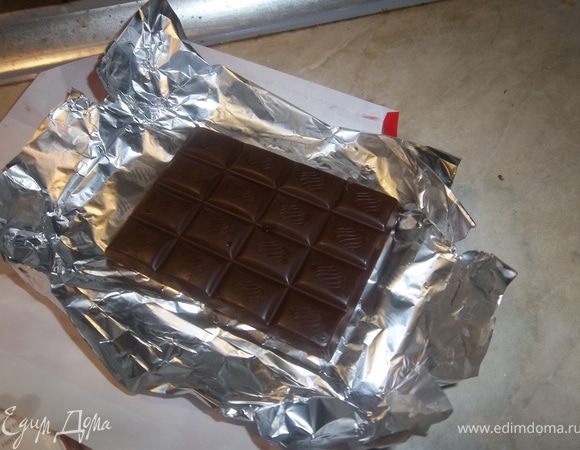 Можно оставить 1/3 всего шоколада и, поломав на небольшие кусочки, вдавить его в тесто перед тем, как ставить форму в духовку. Тогда, если вы подаете пирог теплым, шоколад останется жидким и будет приятно вытекать.