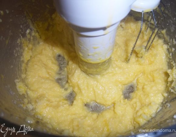 Сахар растереть с размягченным сливочным маслом до консистенции светлого крема, ввести по одному желтки.