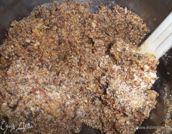 Затем осторожно вмешать орехи с шоколадом.