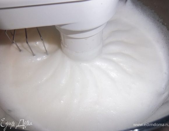 Взбить белки в крепкую пену и аккуратно соединить с основной массой. 