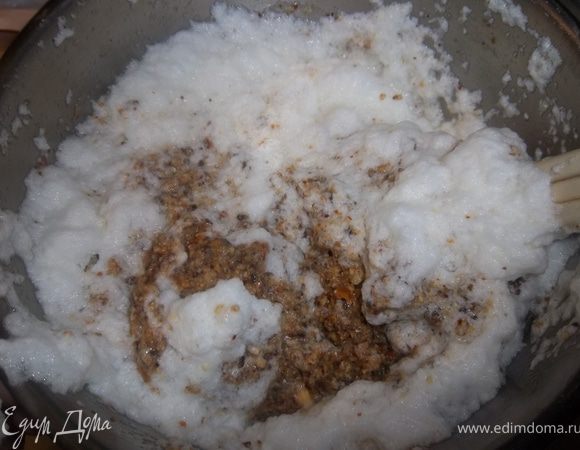 Старайтесь не очень усердствовать в перемешивании, чтобы в тесте остались пузырьки воздуха.