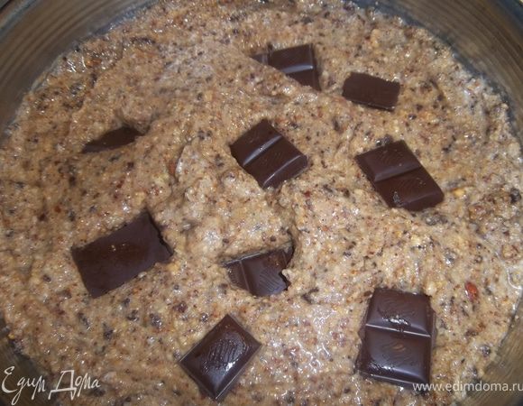 Разъемную форму смазать сливочным маслом, выложить в нее тесто и выпекать 35-45 минут в разогретой духовке.