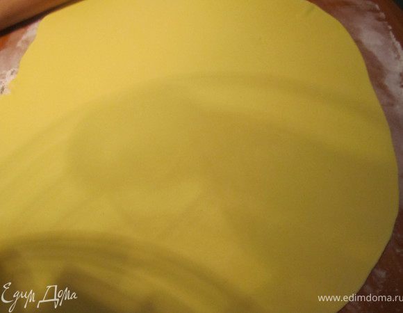 Раскатать желтую мастику.