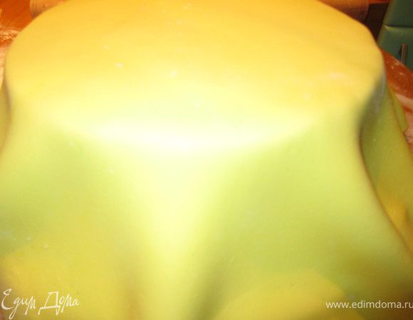 Положить на торт мастику.