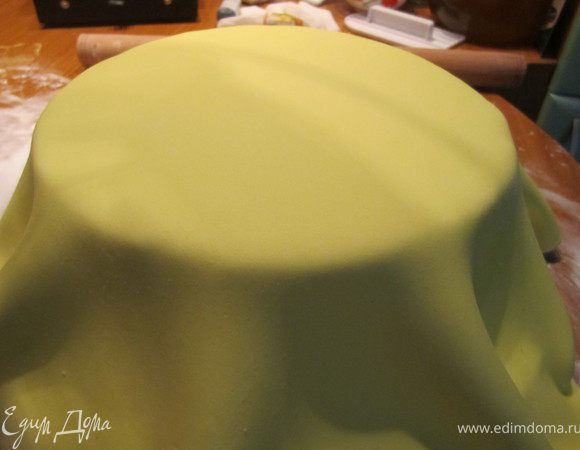 Аккуратно разгладить сначала верх торта.
