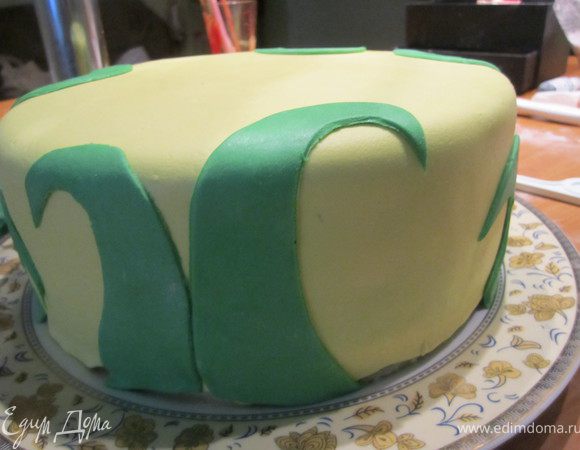 Немного смочив водой, выложить завитушки.