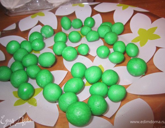 Из зеленой мастики, накатать горошинки .