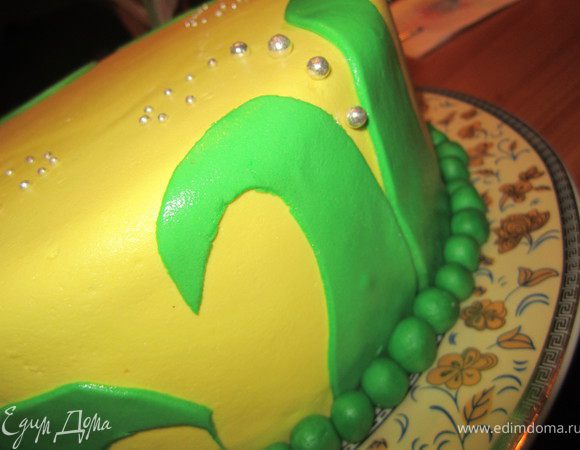 Выложить их по краю торта.