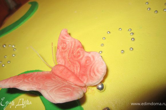 Добавить бабочки, которые можно сделать по МК http://www.edimdoma.ru/recipes/22948 Крепить их лучше на небольшое количество воды. Совсем капельку!