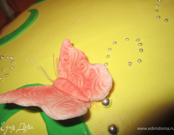 Добавить бабочки, которые можно сделать по МК http://www.edimdoma.ru/recipes/22948
Крепить их лучше на небольшое количество воды. Совсем капельку!
