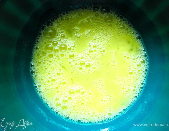 Взбить вилкой яйца с щепоткой соли и мускатным орехом(недолго).