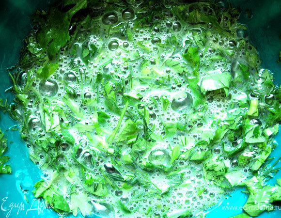 Мелко нарезать зелень и смешать с яичной смесью.