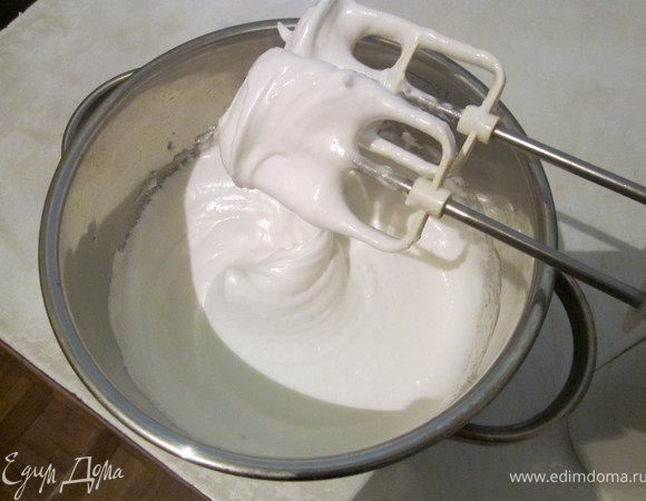 В белки добавить уксус и взбивать на небольшой скорости. Как только белки взобьются в устойчивую пену, начинайте понемногу добавлять сахар. Взбиваем минут 5-7, добавляем крахмал. Безе готово.