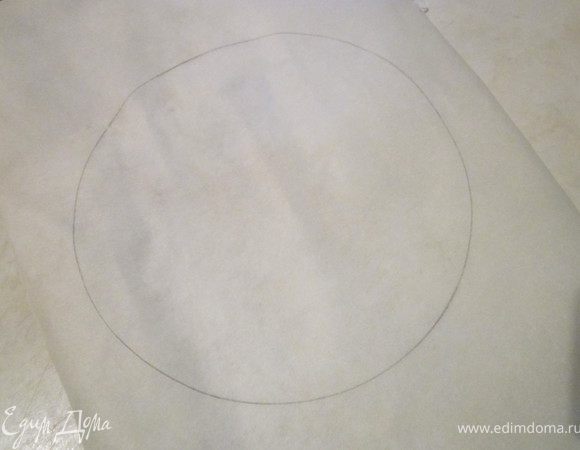 На бумаге для выпечки нарисовать круг диаметром 20 см. Перевернуть и аккуратно выложить безе. Разровнять и выпекать в разогретой духовке 40-50 минут при температуре 150* Отключить духовку, безе не вынимать до полного остывания духовки. Безе удобно печь на кануне, а украсить перед подачей на стол.