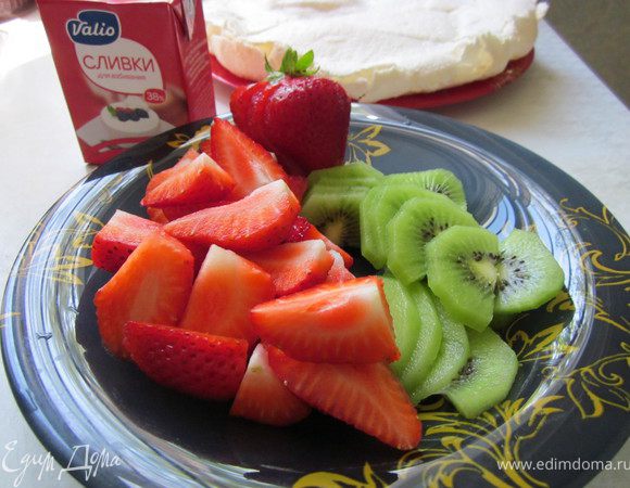 Фрукты и ягоды вымыть, обсушить и порезать. 