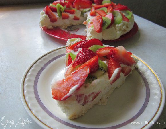 Украсить ягодами и фруктами. Торт готов. Приятного Аппетита!
Этот десерт я очень люблю. Он получается с хрустящей корочкой и нежным безе внутри. Очень аккуратно режется, шикарно выглядит и просто таит во рту! И что не мало важно простой в приготовлении:))