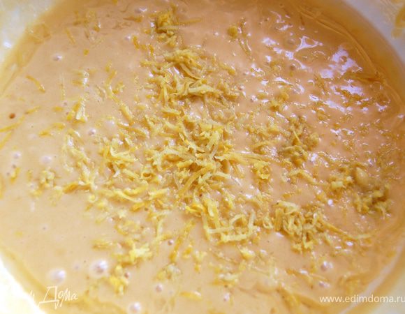 Лимон, перед тем, как снять с него цедру, опускаем на пару минут в кипяток, чтобы вышла горечь. Снимаем с него цедру и добавляем в тесто. Перемешиваем. Добавляем баночку растительного масла. Я использую подсолнечное. Если берете оливковое, то тогда добавляется только полбаночки. Аккуратно размешиваем и добавляем пакетик сухих дрожжей (рассчитанный на 500г муки). Хорошенько взбиваем миксером.