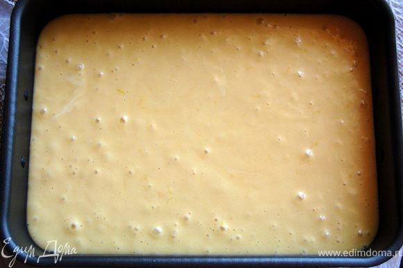 Теперь выливаем тесто в форму для выпечки, предварительно смазанную небольшим количеством сливочного масла. У меня форма квадратная 17х24см, высотой 6см. Пробовала печь в форме для хлеба, но так печется дольше и приходится накрывать кекс фольгой, так как быстро схватывается верхушка, а внутри он еще сырой.
