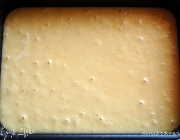 Теперь выливаем тесто в форму для выпечки, предварительно смазанную небольшим количеством сливочного масла. У меня форма квадратная 17х24см, высотой 6см. Пробовала печь в форме для хлеба, но так печется дольше и приходится накрывать кекс фольгой, так как быстро схватывается верхушка, а внутри он еще сырой. 