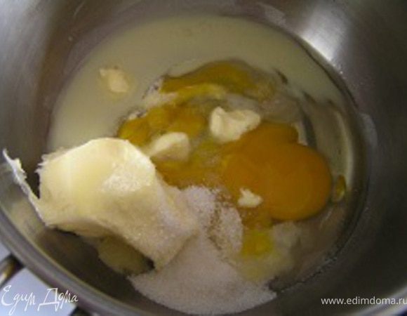 Приготовить крем. Желатин замочить в 50 мл воды. В кастрюльку положить яйца, сахар, сливочное масло, ванилин, сок лимона. Готовить на медленном огне, помешивая, но не доводя до кипения.