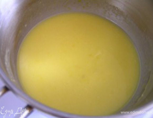 Снять с огня, добавить желатин, мешать до полного растворения. Перелить в миску и дать остыть.