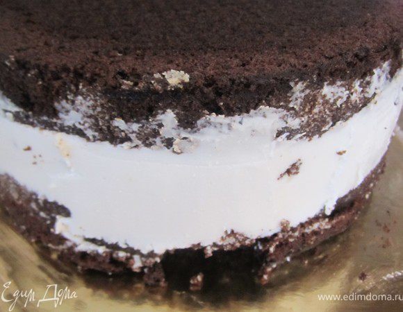 Достать торт из холодильника, освободить от формы.
Перевернуть на блюдо.