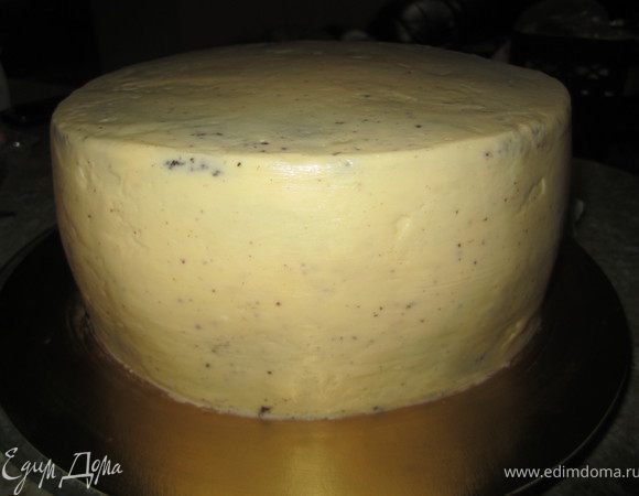 Приготовить масляный крем.
200 гр. масла(комнатной температуры). взбить.
Добавить 70 гр. сгущенки.
Покрыть кремом торт.
Хорошо выровнять.